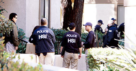 今年3月份執(zhí)法單位在南加州大舉掃蕩月子中心,多位探員在場討論案情。(美國《星島日報》資料圖)