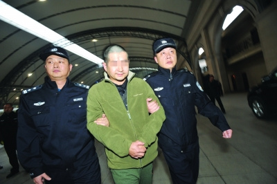 昨日,王某被押解回漢。來(lái)源:荊楚網(wǎng)