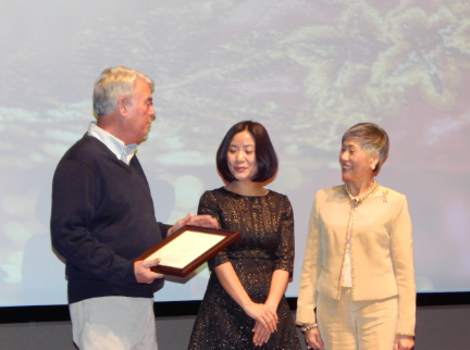 爾灣博物館館長凱利(左)與董事長劉秀枝(右),感謝郭培為該館主講“高級時(shí)裝中的手工精神”。(美國《世界日報(bào)》/蕭迪玉