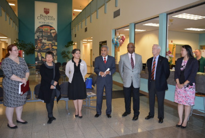 洛杉磯巴沙迪那社區(qū)學(xué)院校長費(fèi)?。ㄖ校┰趤喴嵘鐓^(qū)歡迎會上演講。(美國《世界日報(bào)》/丁曙