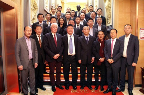 11月26日,嘉賓應(yīng)邀出席將軍府大酒樓開業(yè)典禮。(《歐洲時(shí)報(bào)》/魯佳