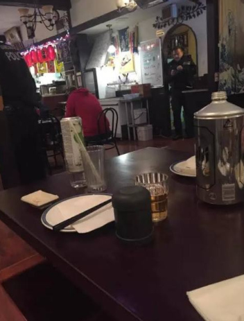 餐館遭打劫,警方獲報趕到現(xiàn)場。(網(wǎng)絡(luò)圖片)