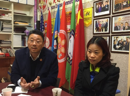 陳善莊(左)將首批捐款和民眾關(guān)懷信件轉(zhuǎn)交梁彼得母親(右)。(美國《世界日報》/洪群超