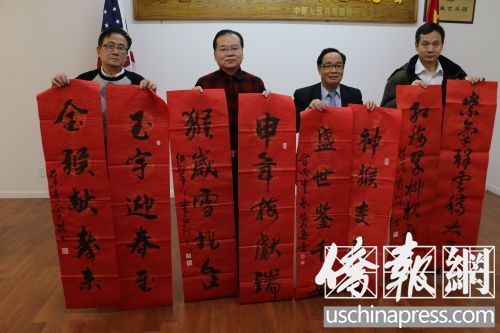 部分書畫家持其作品合影。(美國《僑報》/蘇夏竹