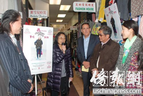 華協(xié)中心資深社區(qū)組織員林梁淑萍(左二)向大家介紹“第二屆中國城購物”參加辦法。(美國《僑報》/吳卓明