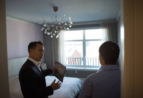 地產(chǎn)經(jīng)紀(jì)John