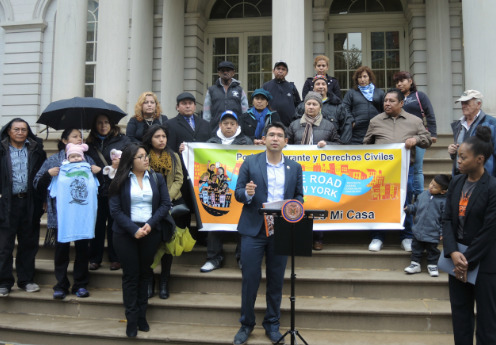 萬(wàn)齊家(發(fā)言者)呼吁擴(kuò)大市民卡的覆蓋人群和使用權(quán)限。(美國(guó)《世界日?qǐng)?bào)》/尹英姿