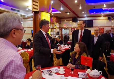 利勇民與籌款晚會嘉賓親切交談。(美國《世界日報》/金春香