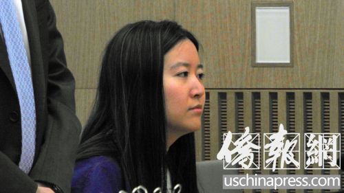 葉姓華裔女教師在法庭現(xiàn)場。(美國《僑報》/李幟一