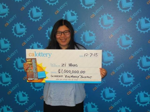來自加州柯汶納的26歲華人王姿購物時(shí)無意中買了一張10元彩券,沒想到成為新晉百萬富翁。(加州彩券局提供)