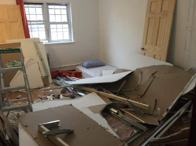 華裔房東石松柏的租房被房客違規(guī)改建,花了5500元才拆除石膏板墻。(石松柏提供)