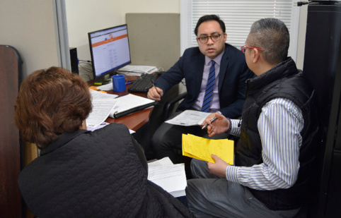 耆老到場(chǎng)咨詢租房相關(guān)的法律問題。(美國(guó)《世界日?qǐng)?bào)》/俞姝含