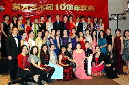 芝加哥東方藝術(shù)團成立十周年慶典上部分主賓合影。(美國《芝加哥華語論壇》報/張大衛(wèi)