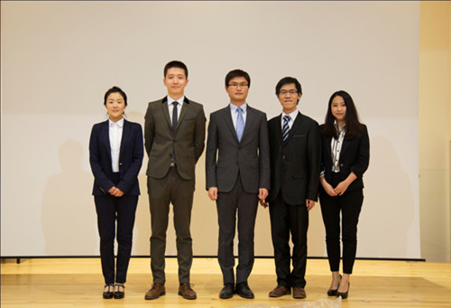 新一屆巴黎學(xué)聯(lián)領(lǐng)導(dǎo)成員亮相。(法國(guó)《歐洲時(shí)報(bào)》)