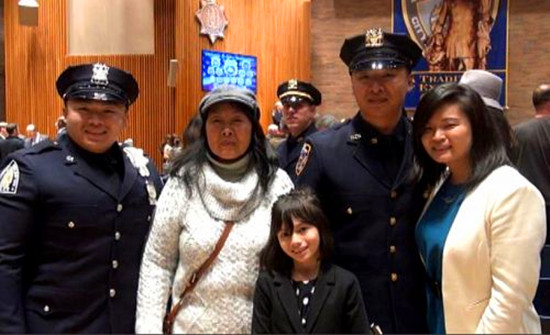 晉升為探員的劉鶴生和家人合影。(僑報記者蘇夏竹