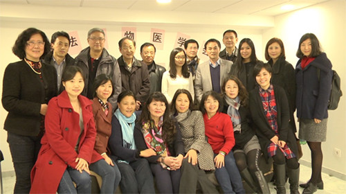參加“第二屆法華健康日”義診專家學(xué)者合影。(圖片來源:歐洲時報)