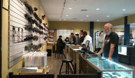 業(yè)者表示一個(gè)早上就賣出超過50把槍,買氣相當(dāng)熱烈。(美國《世界日報(bào)》/陳光立