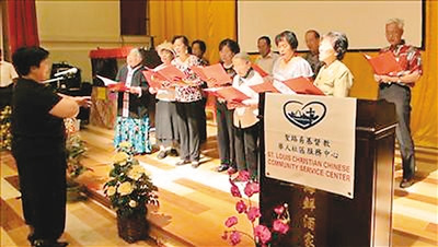 圖為法國圣路易華人社區(qū)服務中心的老人合唱團。(圖片來源:圣路易時報網(wǎng))