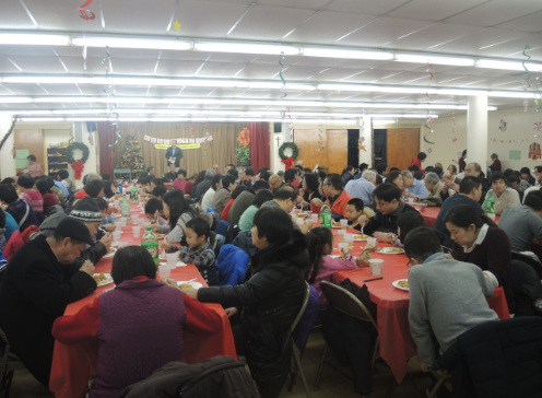 紐約曼哈頓華埠顯圣容天主教堂舉行年度“圣誕新年聯(lián)歡會”。(美國《世界日報》/尹英姿