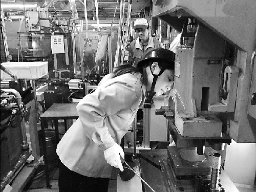 圖片說(shuō)明:在一家五金制品廠工作的中國(guó)研修生。