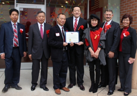 美南福建同鄉(xiāng)會(huì)會(huì)館開(kāi)幕典禮,中華人民共和國(guó)駐休斯頓總領(lǐng)館總領(lǐng)事李強(qiáng)民(左二)以及眾議員Al