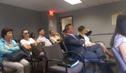 鄭蒔菲(前排左二)和其弟其弟鄭威爾遜(Wilson