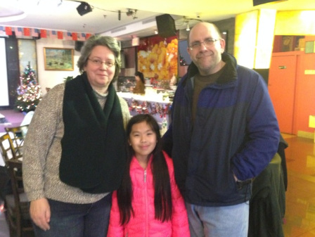 領(lǐng)養(yǎng)華裔兒童開心地與父母參加聚會。(美國《世界日報》/朱蕾