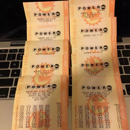 劉同學向我們展示幫國內親友代買的彩票。(劉同學提供)