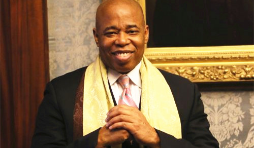 圖為亞當(dāng)斯在布魯克林區(qū)長(zhǎng)辦公室接受訪問(wèn)(僑報(bào)記者