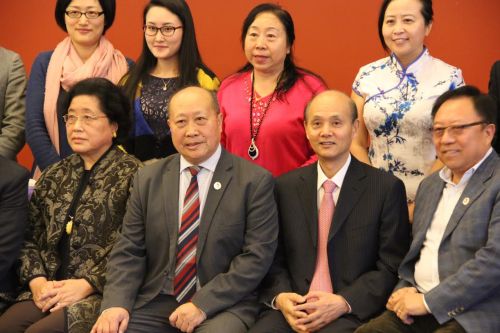 下排左二為北加州江蘇商會會長兼南京同鄉(xiāng)會顧問吳有義,下排左三為駐舊金山總領(lǐng)事羅林泉。(美國《僑報》/任子晟