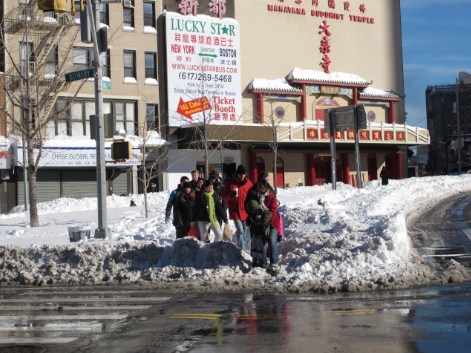 民眾互相扶持過(guò)馬路。(美國(guó)《世界日?qǐng)?bào)》/許雅鈞