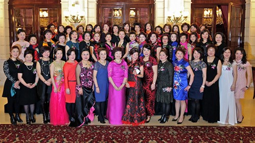 法華婦聯(lián)姐妹們盛裝出席晚會(huì)。(《歐洲時(shí)報(bào)》/唐鐵華