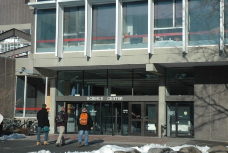 哈佛大學研究報告提倡改革招生制度,用人品取代學術成績引起華人爭議。(美國《世界日報》丁曙