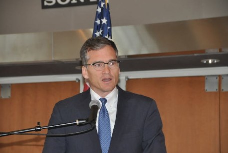 移民局南加區(qū)域副主任Daniel