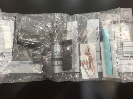 梁彼得走火時所用配槍、槍匣和子彈作為證據(jù)呈堂。(美國《世界日報》/洪群超