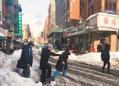 濕滑的華埠街頭。(陳辰