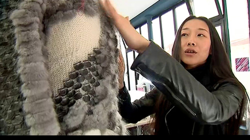 殷亦晴設(shè)計的由七種皮毛制成的大衣(圖片來源:francetvinfo)