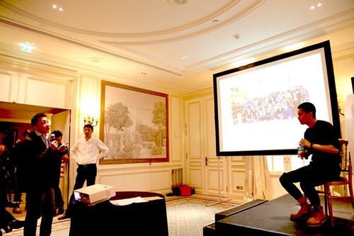 歐洲華人旅游界代表與“皇包車”孟雷(右)激辯,中為華人旅游協(xié)會(huì)副會(huì)長(zhǎng)陳柳深。(《歐洲時(shí)報(bào)》/孔帆