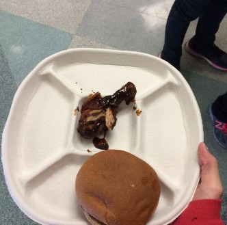 紐約曼哈頓一所高中的午餐少得可憐,這名身高近六尺的華裔男學(xué)生天天哀嘆吃不飽。(學(xué)生提供)