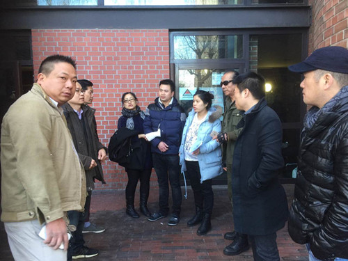 當?shù)厝A人到警察局指認罪犯。(《歐洲時報》/黃冠杰