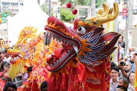 圖為中國(guó)傳統(tǒng)的舞龍表演。(巴西《圣保羅頁(yè)報(bào)》)