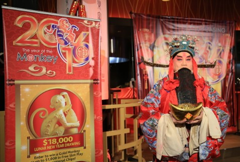 賭場(chǎng)春節(jié)慶祝活動(dòng)由“財(cái)神爺”坐鎮(zhèn),不少人爭(zhēng)相合影。(美國(guó)《世界日?qǐng)?bào)》/羅曉媛