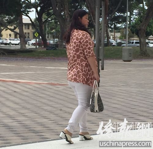 章鑫磊母親在波莫納法院大樓外等候開庭。(美國(guó)《僑報(bào)》/高睿