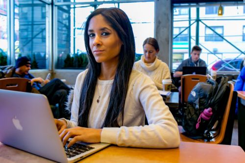 亞裔高中數學教師娜日·喬杜里(Nahrin