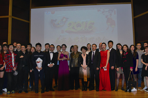 晚會(huì)后夏蔭副總領(lǐng)事和演職人員一起合影。(《歐洲時(shí)報(bào)》/王巖