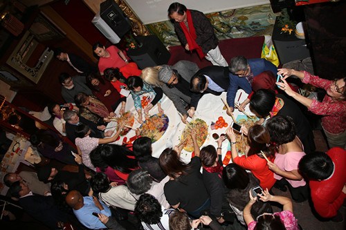 大家一起大拌拉皮。(《歐洲時報》/黃冠杰