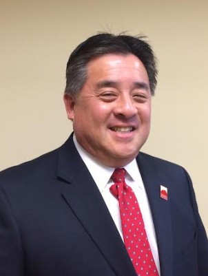 鞍背谷學(xué)院主管高科技與應(yīng)用科學(xué)課程的華裔院長鄧陽光。(鞍背谷學(xué)院提供)