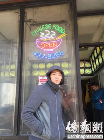 林潔琛站在餐館前。(美國《僑報(bào)》/林菁