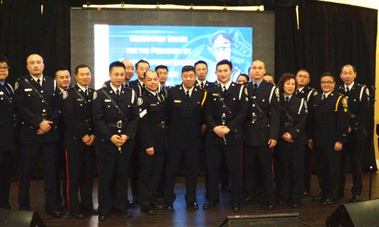 圖為源植勉和一群亞裔警官高歌一曲“真的漢子”,贏得全場熱烈的掌聲。