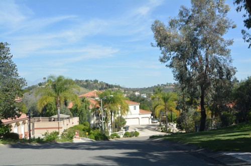 情急之下用汽車擋住嫌疑人的下山路,核桃市華洋小區(qū)“安全衛(wèi)士”反成“非法監(jiān)禁”被告。(美國《世界日報》/楊青